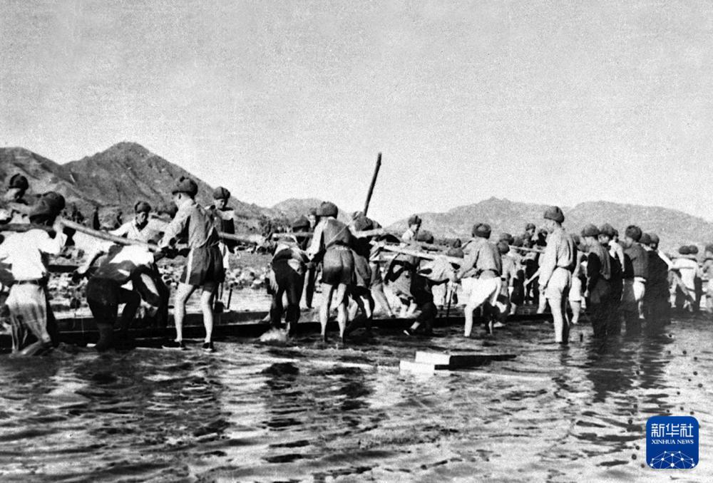 中国人民志愿军某部工程兵在架设水面下桥。该桥特点是隐于水面之下，不被敌机发现，是工程兵在抗美援朝战争中的重要创造之一（资料照片）。新华社发