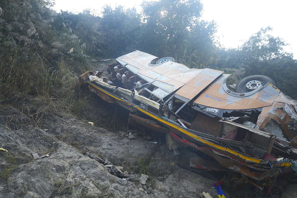 当地时间2026年2月23日,尼泊尔加德满都以西贝尼加特附近,特里苏里河河岸可见一辆巴士的残骸。本文图片 视觉中国