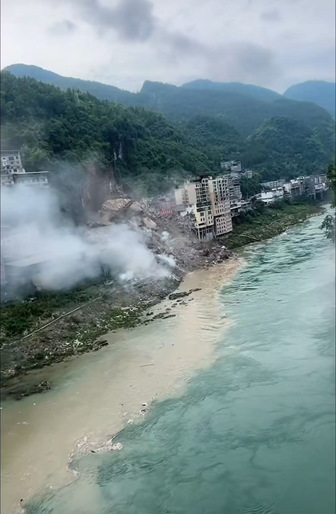 部分山石和建筑碎片落入乌江(图片来自网络)