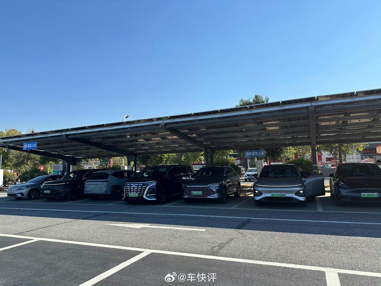 10月5日上午10:15分，京港澳高速安阳服务区北京方向充电桩数量还