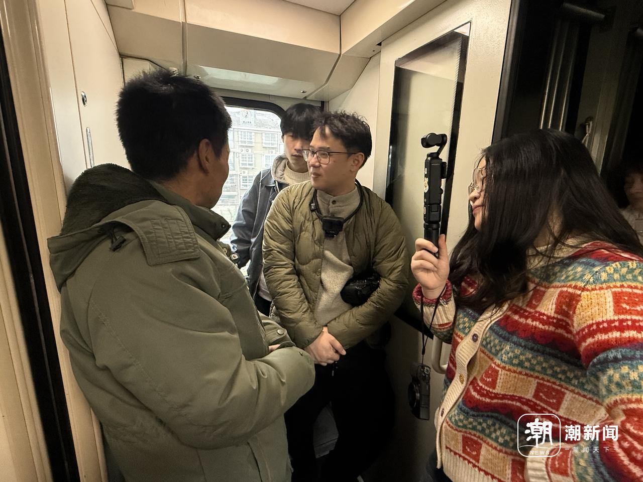 记者在列车上与旅客聊天。谢春晖/摄