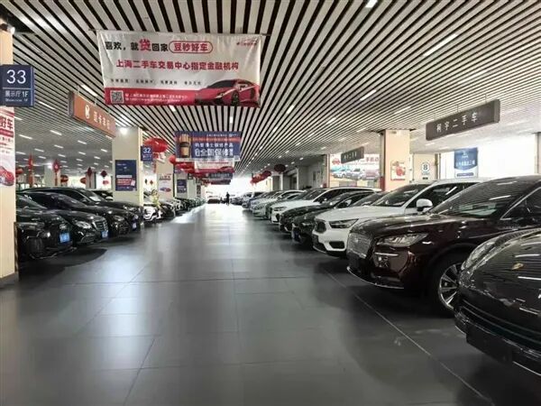 奔驰14万、奥迪17万！二手豪车跌至白菜价 车商哭诉卖一辆亏一辆