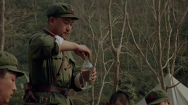 靳开来打开一瓶五粮液