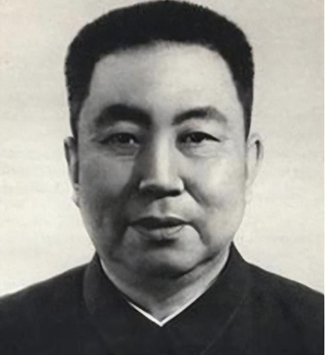 1976年华国锋投入晚宴,接到首要电话后色调突变:随即去中南海