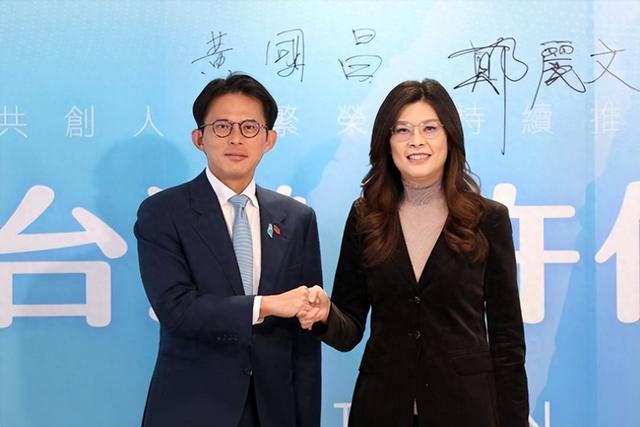 （郑丽文与黄国昌举行了联合记者会）