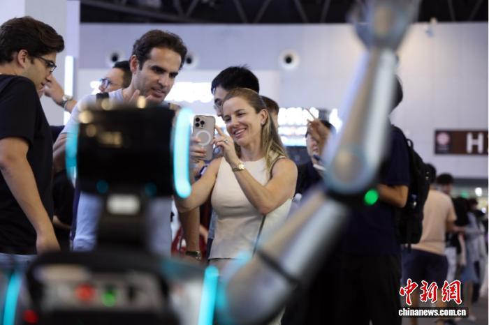 2025年7月,在上海举办的2025世界人工智能大会上,一款中国制造的机器人吸引外国观众。 中新社记者 汤彦俊 摄