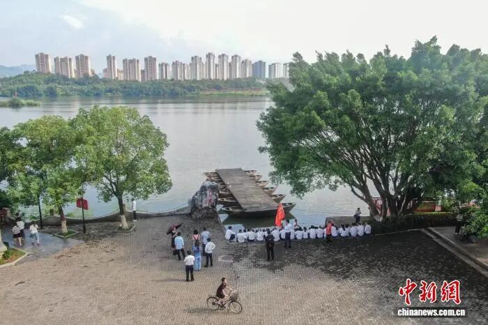 图为8月13日,航拍于都河畔的东门渡口旧址,该渡口被誉为 “长征第一渡”。1934年10月,中央红军在于都集结,在八大主要渡口实施渡河,其中包括东门渡口在内的5个渡口架设浮桥。(无人机照片)刘力鑫 摄.jpg