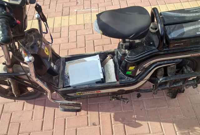 充电器证明满电,一拧油门却掉两格电,不是坏了是“饿昏了”,放三个月不骑电板会自放电绝对亏电导致电量虚高无法使用-有驾