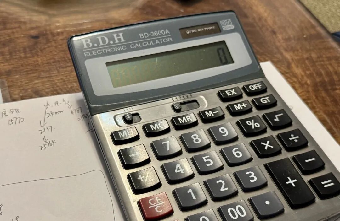 几乎每天,蒋昕都会重新计算一遍火锅店从小规模纳税人转为一般纳税人后的净利润变化。(摄影:崔硕)