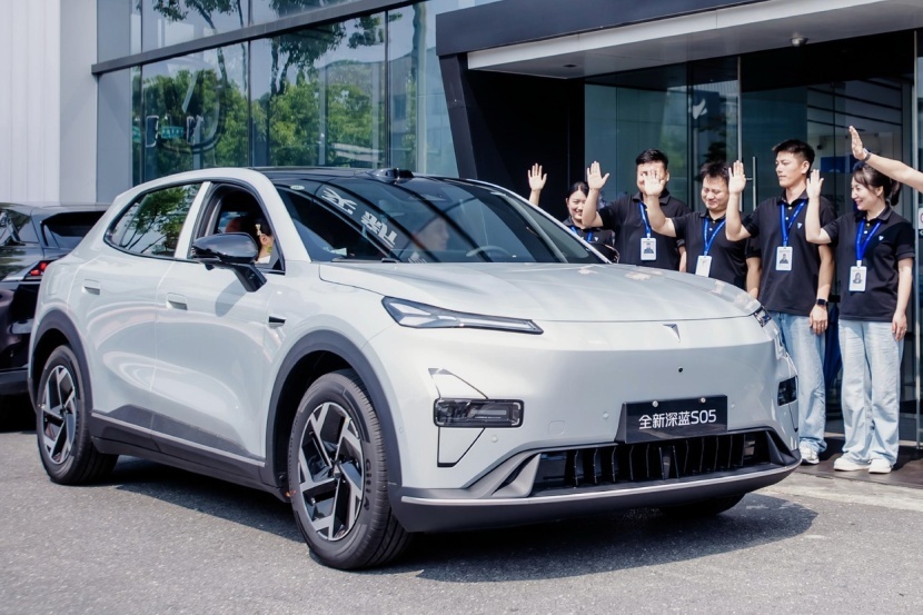 11.99万起！深蓝S05新款上市：金钟罩电池+可变悬架