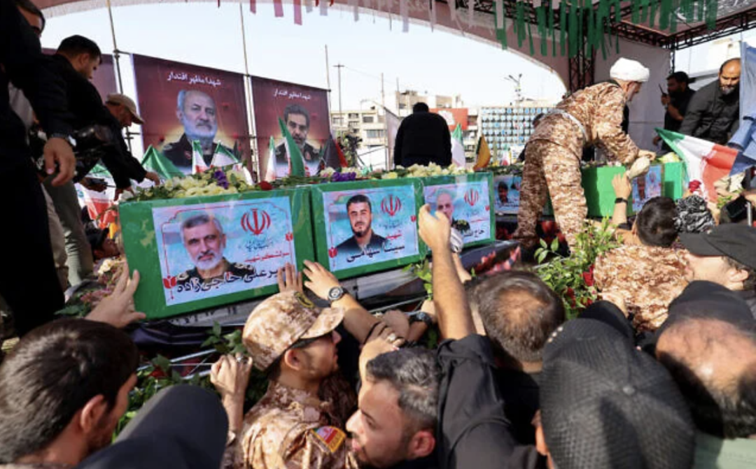 ◆2025年6月28日,伊朗德黑兰的恩格拉布广场,民众哀悼在以色列空袭中丧生的伊朗军事指挥官。