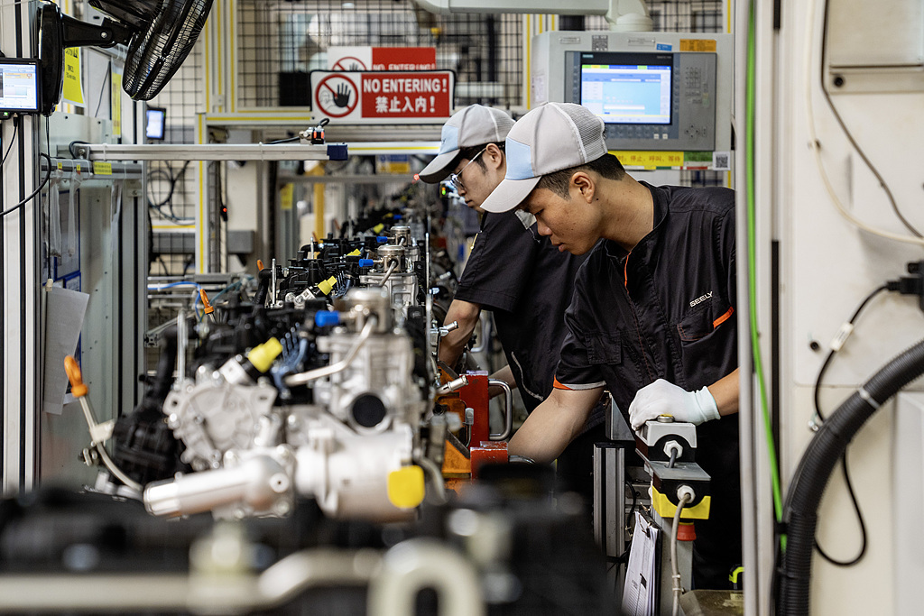 2025年6月17日，在浙江一汽车零部件公司的生产车间内，工人们正紧张有序地对中德车企联合研发并将出口至德国的发动机进行装配作业。（图自视觉中国）