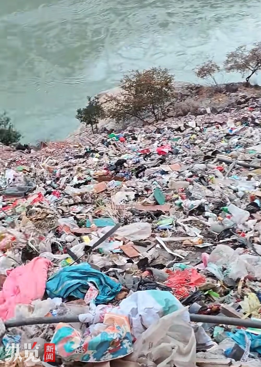 博主曝光的视频显示一江边出现大量垃圾。(来源/网络截图)