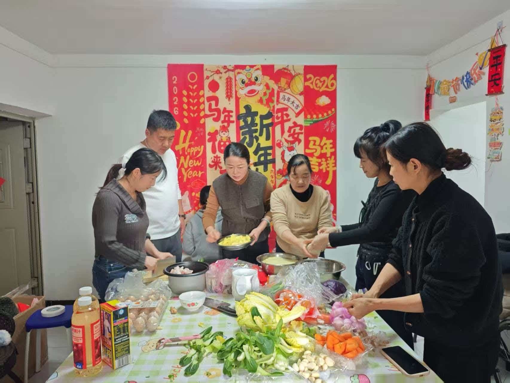 春节前夕，李志刚在“小家”里组织患儿家庭聚餐（受访者供图）