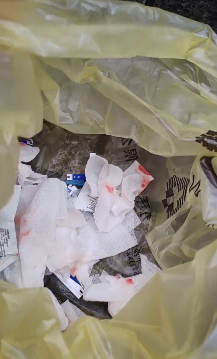 居民在现场垃圾桶里没找到针头(视频截图)