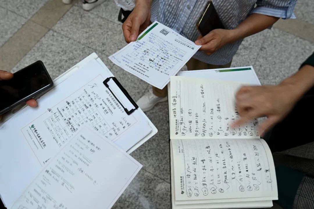 2025年5月13日,义乌国际商贸城拍摄的商户们的外语学习笔记/新华社发(吕斌摄)