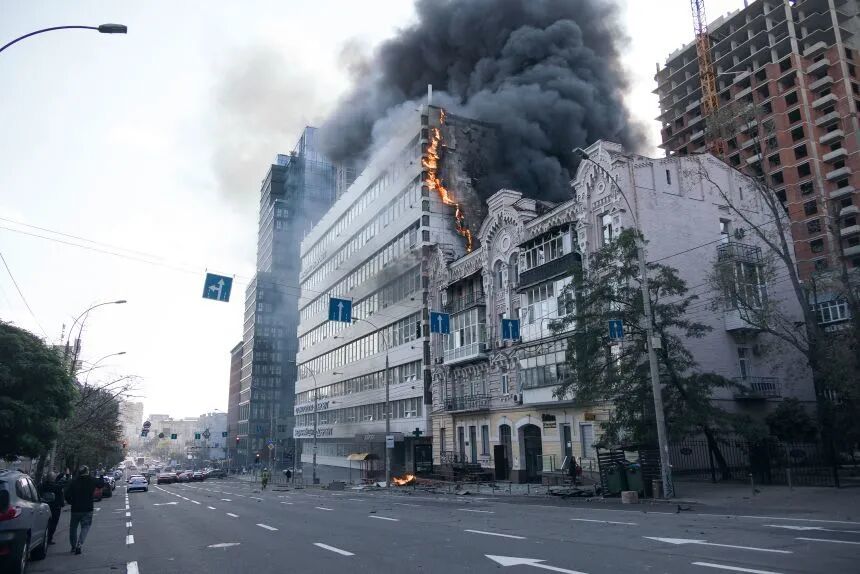 2026年9月28日,基辅一家私人医疗诊所在俄罗斯无人机袭击后被焚毁。