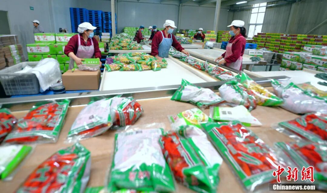 鸡泽县湘君府味业有限责任公司工人正在将辣椒成品进行装箱。中共鸡泽县委宣传部供图