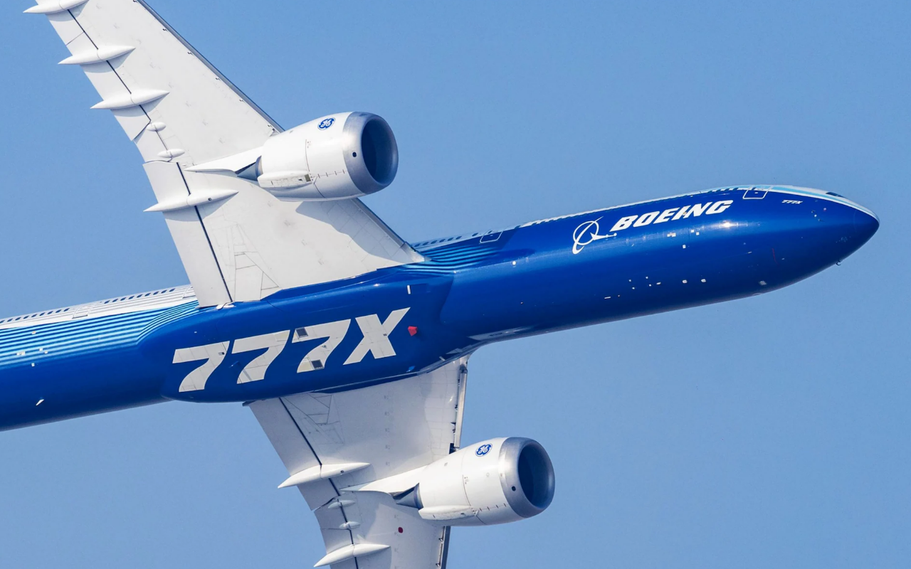 一架波音777X实验型飞机于2025年试飞。该型飞机原计划于2020年投入使用。图源：《每日电讯报》报道配图
