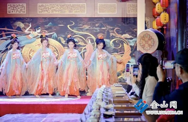 镇江芙蓉楼成国庆顶流,单日客流突破1.2万人次1