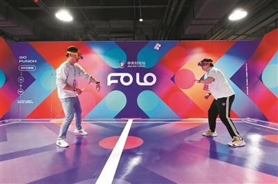 工作人员正在进行智能互动产品演示