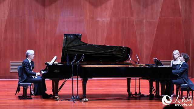 “舞影琴深”双钢琴音乐会现场,两位钢琴家倾情演奏。人民网记者 李昌乾摄