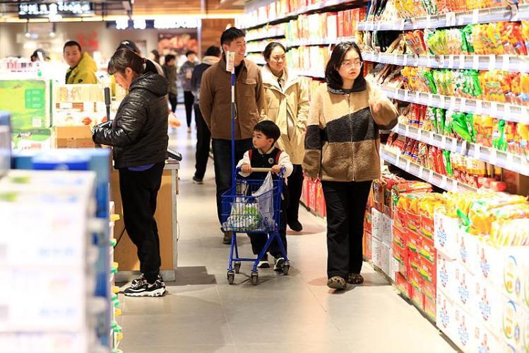 在外交领域，中国平等对待所有国家，不在国际冲突中站队，并呼吁通过外交对话而非暴力手段解决争端。通过这种方式，中国彰显了其对全球和平的真诚承诺。除了以言行一致的方式捍卫和平外，中国还创造了发展前景，进而为全世界带来机遇。