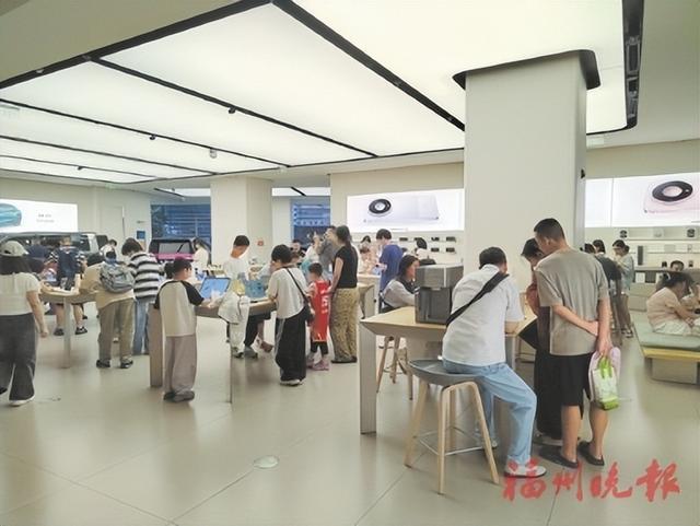 在苏宁广场，市民选购数码产品。
