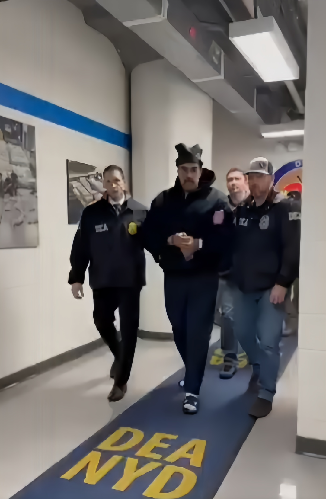 ·当地时间1月4日，马杜罗抵达美国纽约市缉毒局。（美国白宫“快速反应小组”社交媒体账号）