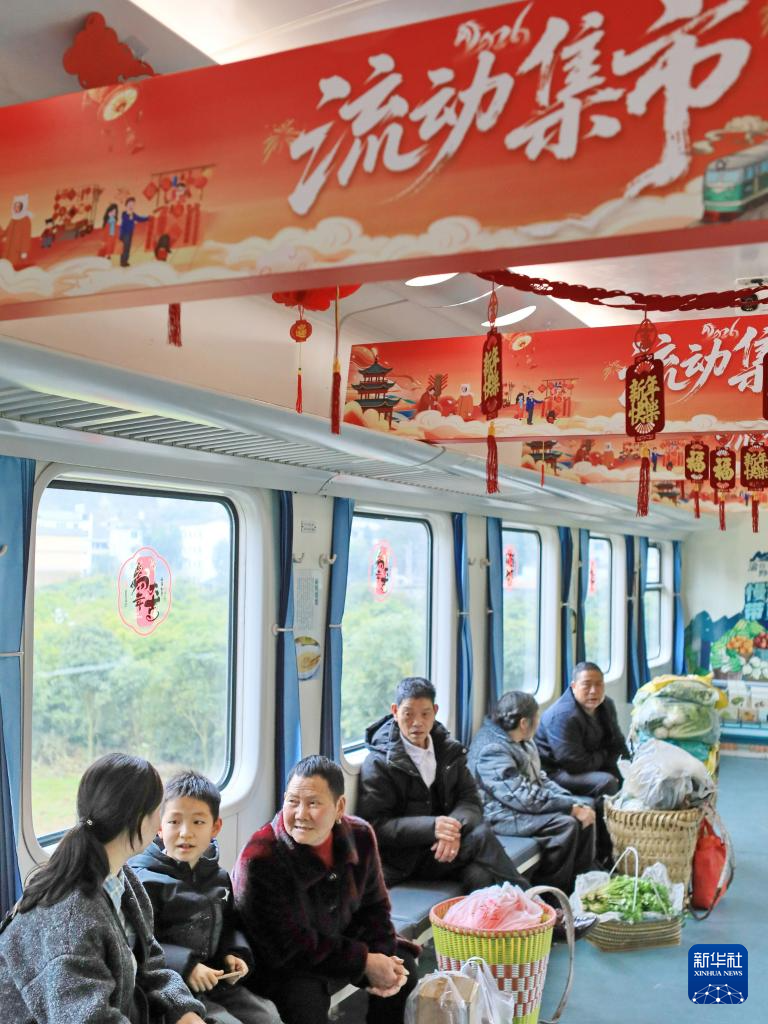 2月25日,村民们在5630次列车上交流。新华社发(张贵忠 摄)