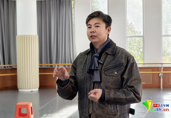 呼和浩特市乌兰牧骑演员、编导苏乐特。中国青年网记者 高蕾摄
