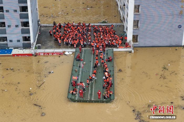 图为中国安能集团通过动力舟桥转移师生。陈浪 摄