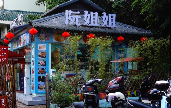 ↑位于南宁南湖公园的“阮姐姐”越南粉店。(余雨黛 摄)