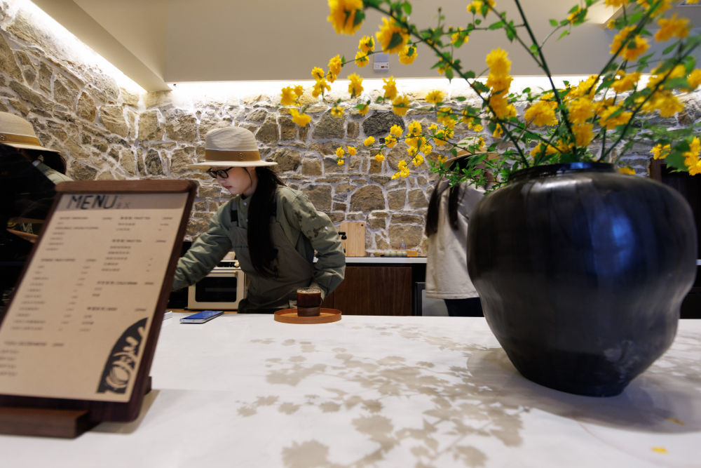 4月2日,贵州省毕节市百里杜鹃管理区普底乡迎丰村特色民宿内,工作人员在制作咖啡。新华社记者 刘续 摄