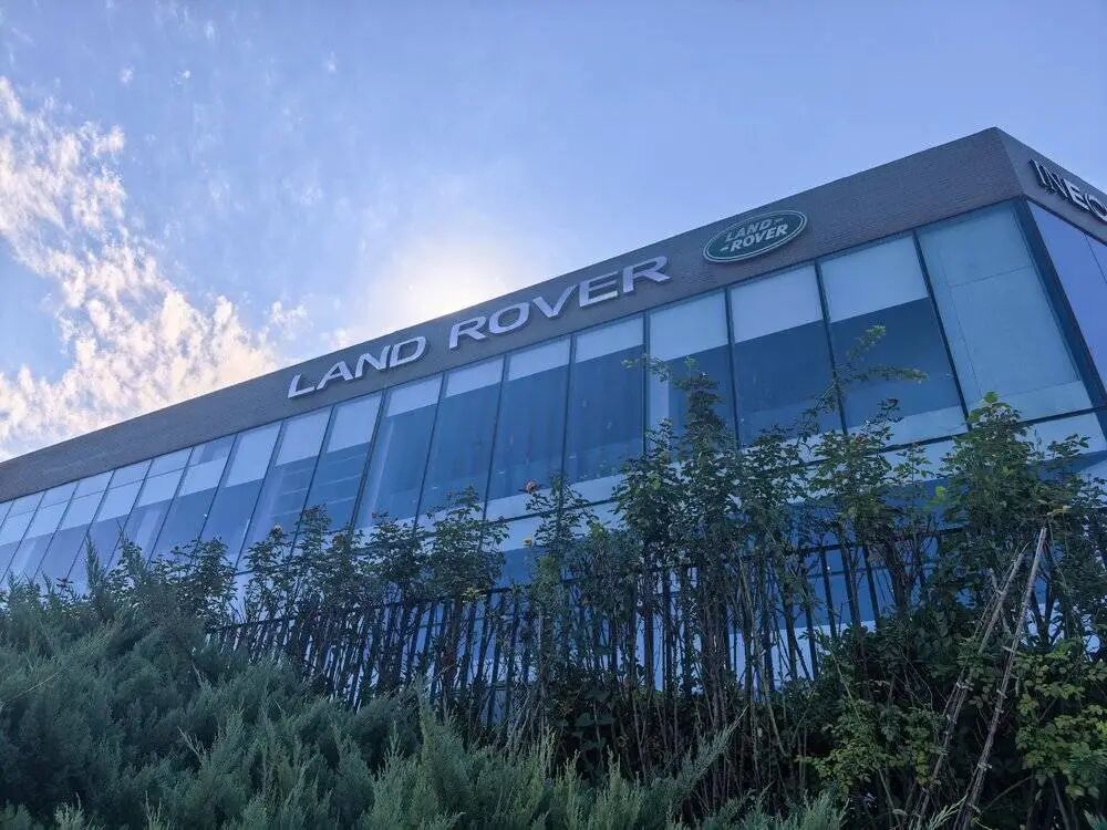 正在等待品牌新车型销售的路虎门店;虎嗅拍摄