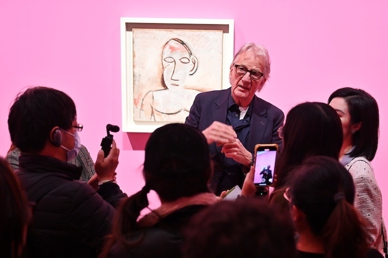 浦东美术馆“非常毕加索”展览开幕日，保罗&middot;史密斯在现场导览