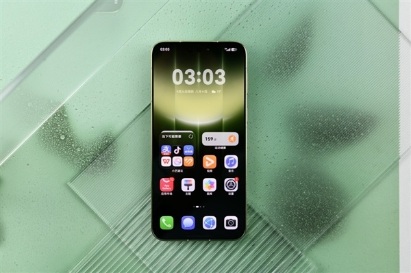 华为Mate 90 Pro Max典藏版上手:翡冷翠很抢眼!积木壳也有新玩法