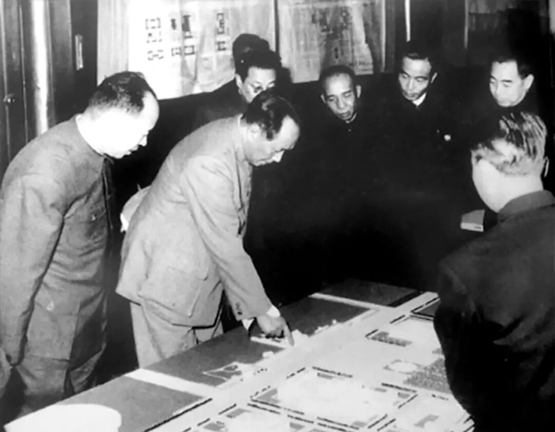 ◆1958年,毛泽东等中央领导人观看人民大会堂设计方案。