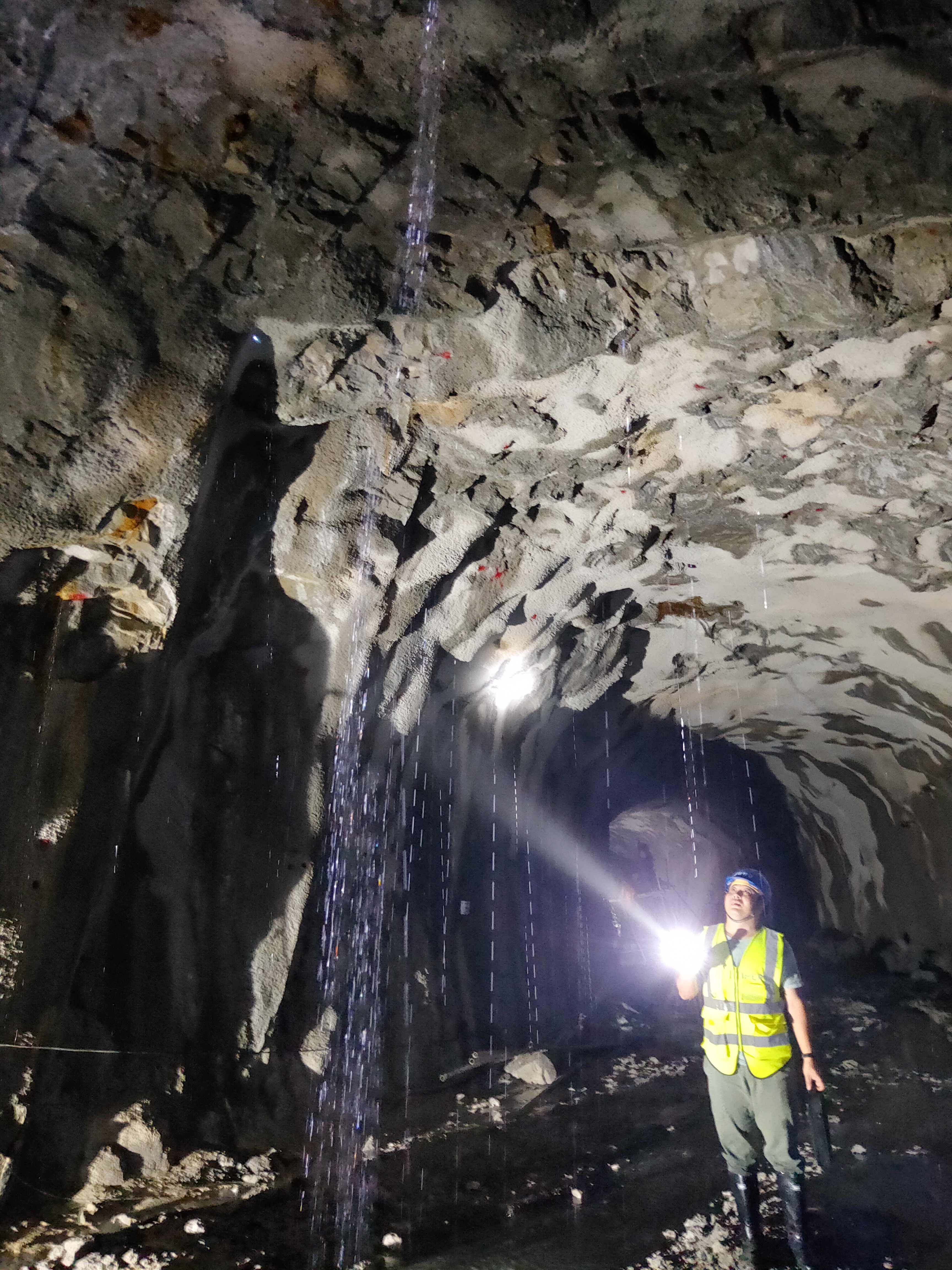 新春走基层丨挑战“地下700米”上班路