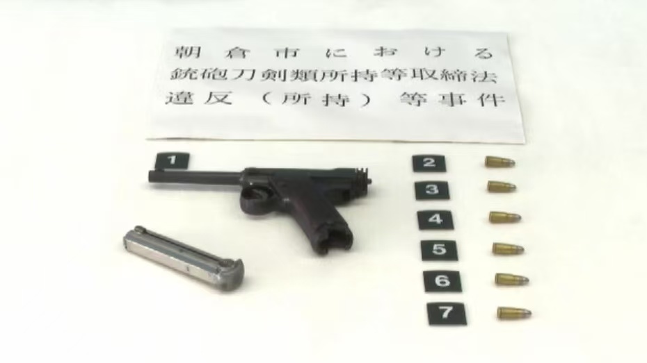 警方展示被捕男子所持手枪及子弹。图自日媒