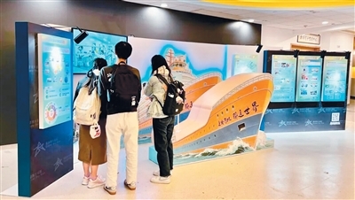 香港青年在参观“粤港澳大湾区巡回展览”。　