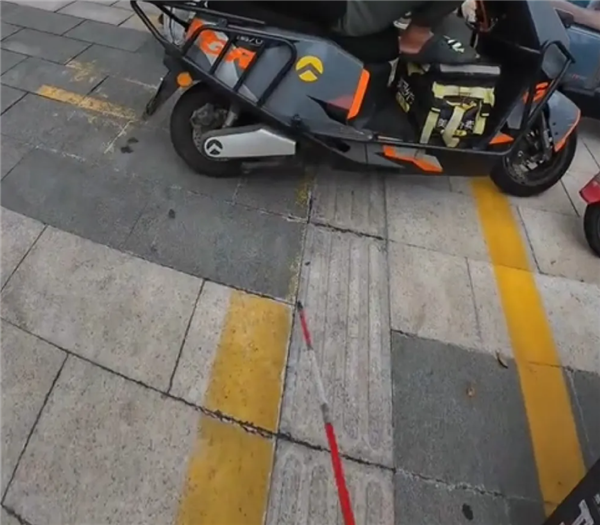 盲人女孩走盲道遭逆行电车撞倒:反被怒斥不看路 交警介入后肇事者道歉