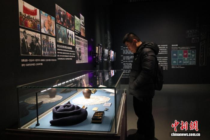 观众参观“我家的两岸故事”展,了解高秉涵的故事。赵晓 摄