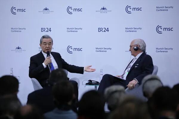 ▲当地时间2026年2月14日，中共中央政治局委员、外交部长王毅出席慕尼黑安全会议，在“中国专场”发表演讲并回答现场提问。（图源：中国外交部网站）