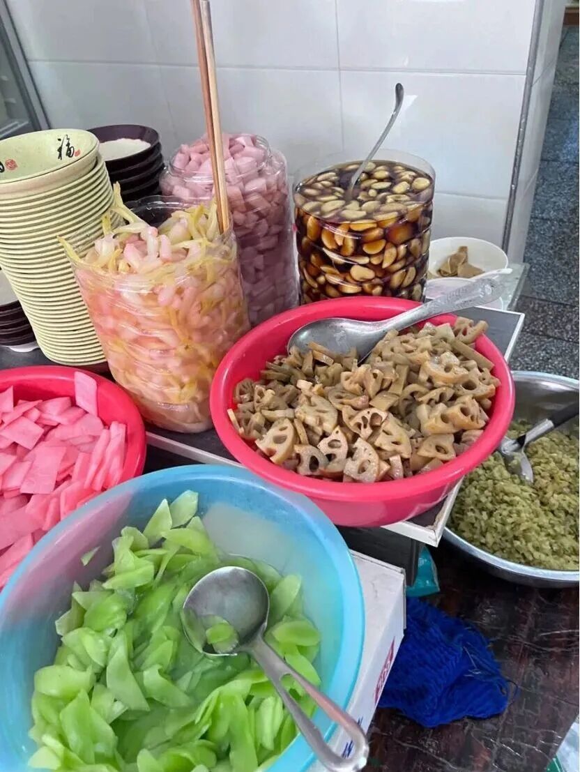 ●张鑫店里卖的特色泡菜。图片来自网络