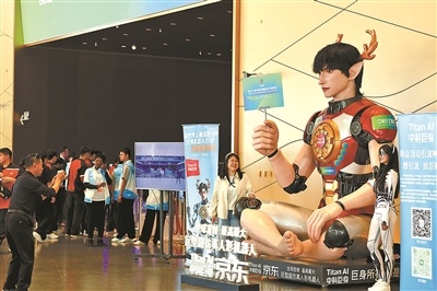 6米高的巨型超仿真人形机器人“招财”亮相北京科博会