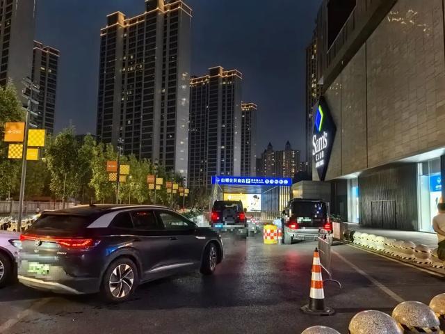 晚高峰时期,消费者自驾进入山姆江北店停车场