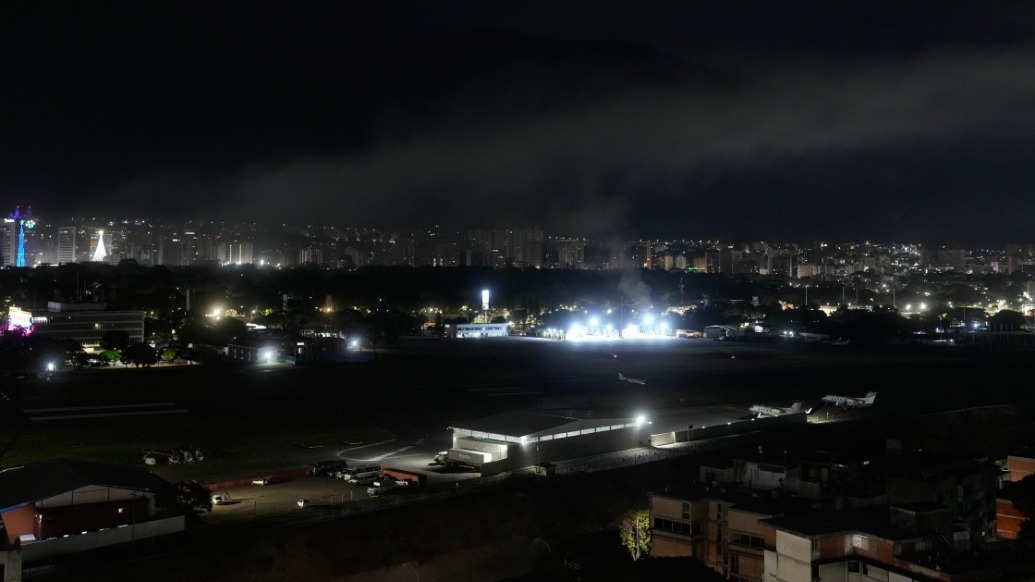 1月3日,委内瑞拉首都加拉加斯拉卡洛塔机场升起浓烟。新华社 图