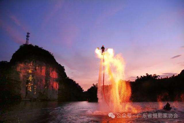 《焰舞丹霞》摄影：谢海燕