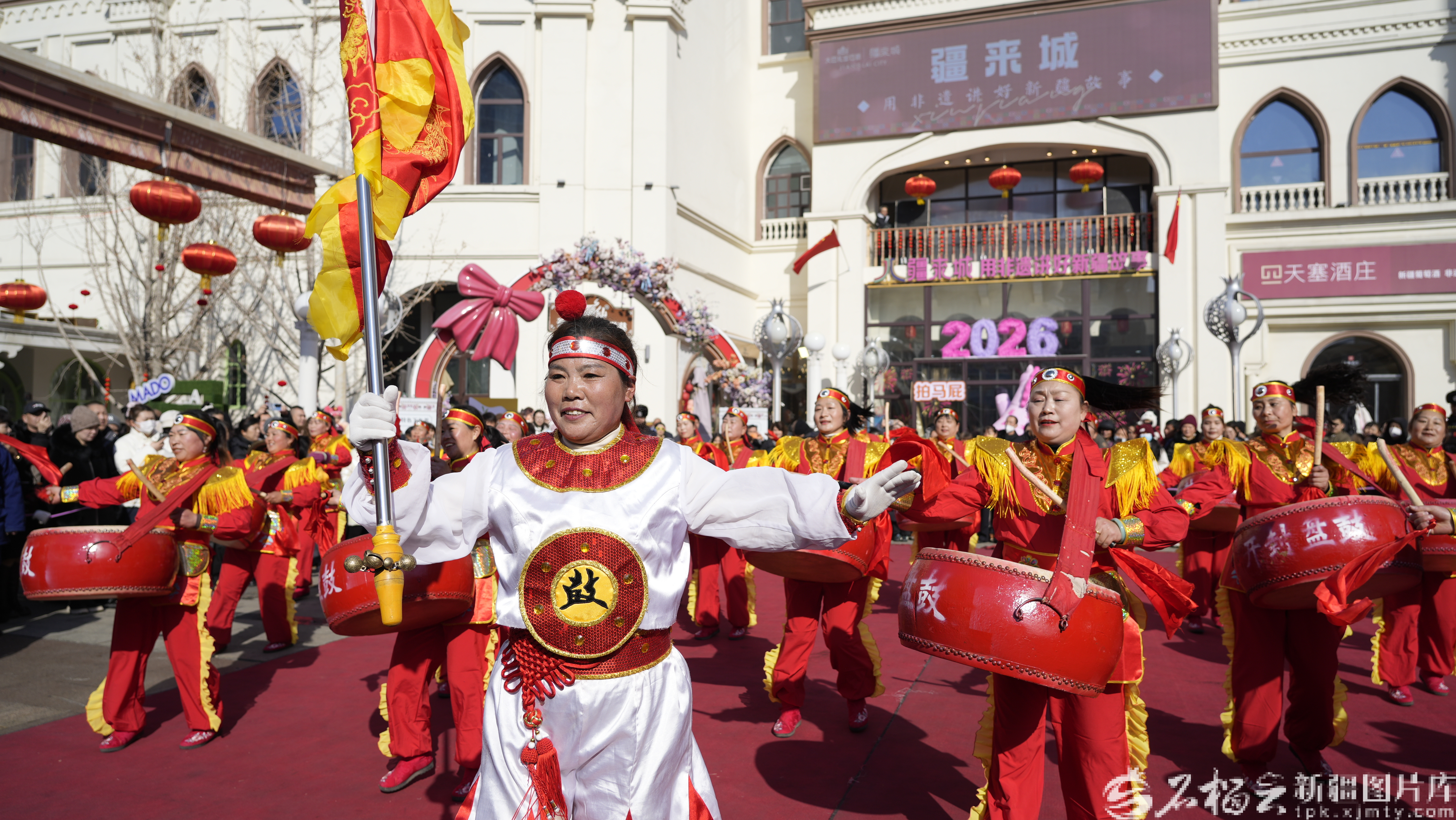 春节期间，新疆国际大巴扎景区各类活动嗨翻天。努尔艾力&middot;图尔荪 摄